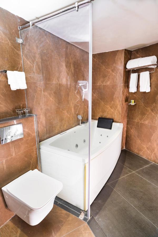 Marine Inn Hotel Kochi エクステリア 写真